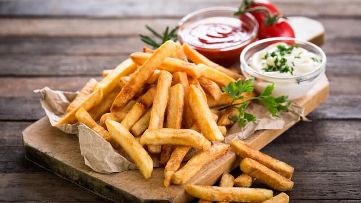 נסו לתעדף צ'יפס אפוי על פני מטוגן. אילוסטרציה (צילום: Shutterstock) צ'יפס