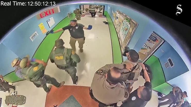 שוטרים מחוץ לכיתה שבה בוצע טבח הילדים ירי בעיירה יובלדי ב טקסס ארה"ב תיעוד חדש שנחשף