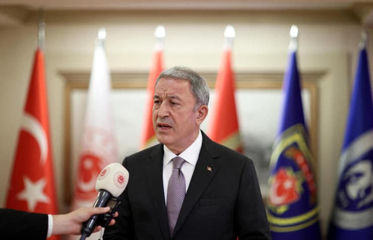 שר ההגנה של טורקיה הולוסי אקאר אחרי שיחות ב איסטנבול בין אוקראינה ל רוסיה על חידוש ייצוא תבואה