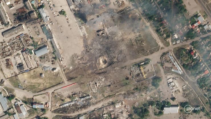 צילום לוויין בעיירה נובה קחובקה ב חרסון אוקראינה אחרי הפצת מחסן נשק של רוסיה