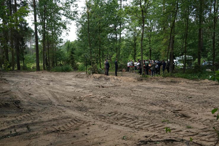 פולין זירת מציאת קבר אחים ובו 17.5 טונות של אפר אדם קורבנות שרצחו הנאצים ליד מחנה הריכוז סונדאו