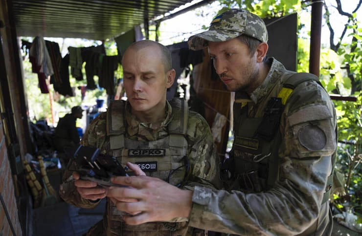 חיילים אוקראינים מפעילים רחפן כטב"ם כטב"מ בקו החזית ב חרקוב 2 ביולי מלחמה עם רוסיה
