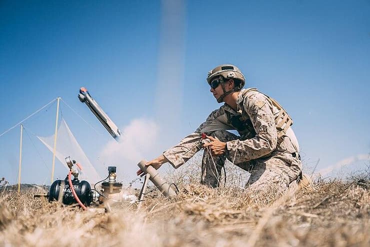 חייל אמריקני משגר רחפן כמב"ם מדגם Switchblade 300  סוויצ'בלייד במהלך אימון ב קליפורניה ב ארה"ב ב2020