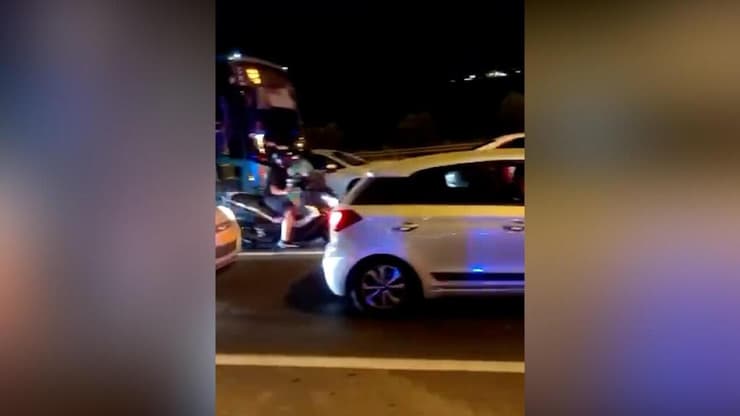 אופנוען פוגע בשוטר ונמלט בכביש 1