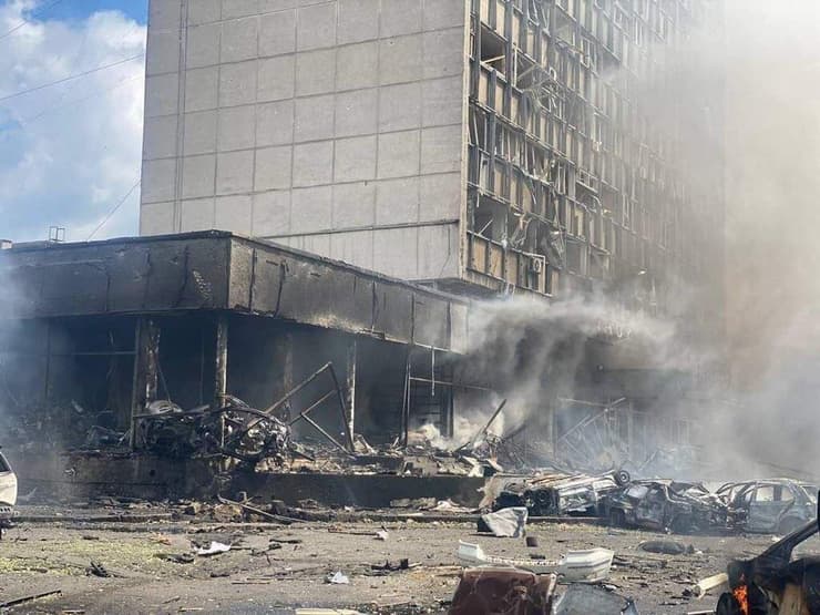 נזקי מתקפה מתקפת טילים של רוסיה בעיר ויניציה במערב אוקראינה מלחמה