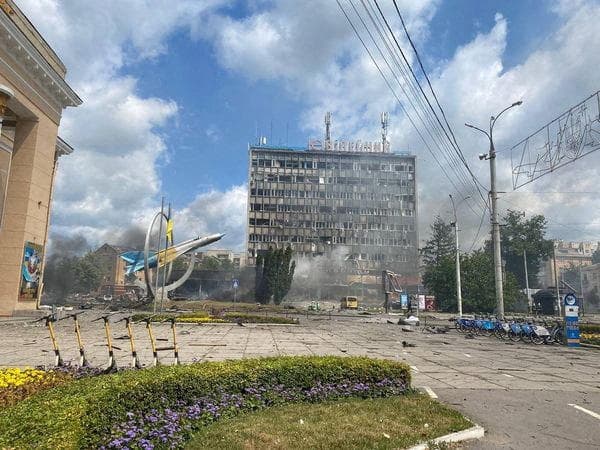 נזקי מתקפה מתקפת טילים של רוסיה בעיר ויניציה במערב אוקראינה מלחמה