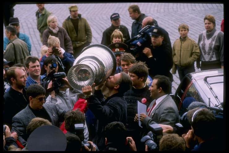 סלבה פטיסוב מניף את גביע סטנלי בכיכר האדומה