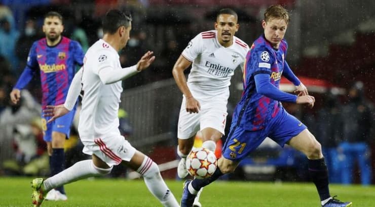 פרנקי דה יונג נגד בנפיקה בליגת האלופות. רוצה להמשיך לשחק בליגה הטובה בעולם