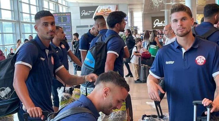 שחקני הפועל חדרה בשדה התעופה