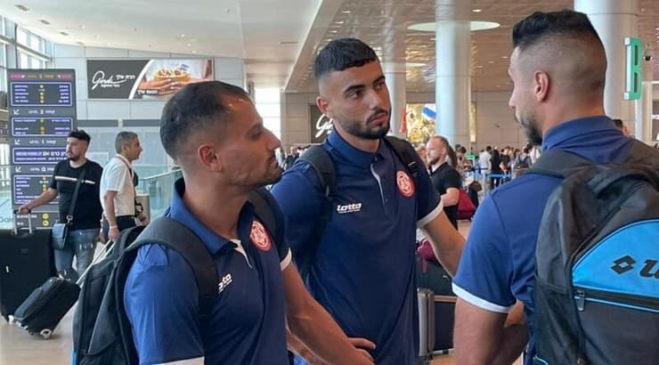 שחקני הפועל חדרה בשדה התעופה