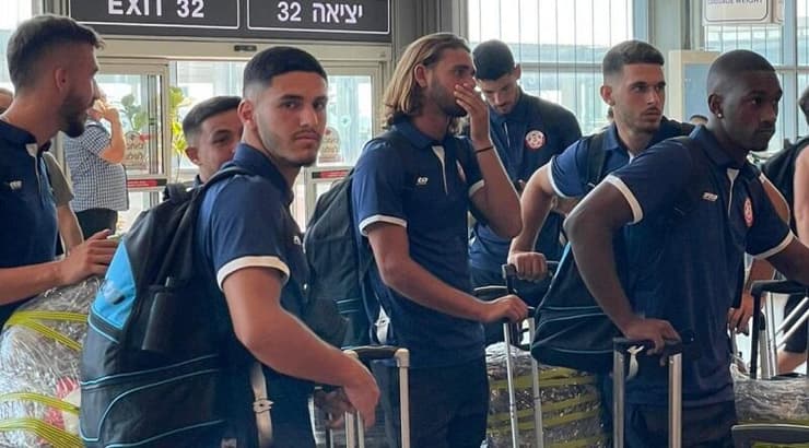 שחקני הפועל חדרה בשדה התעופה