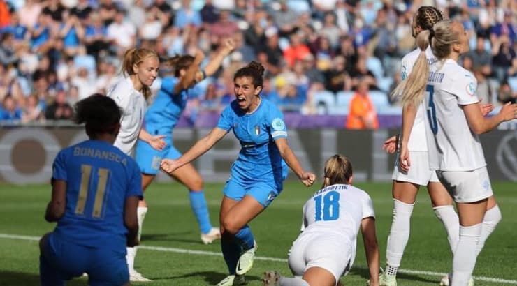 ולנטינה ברגמסקי חוגגת את שער השוויון (רויטרס) ולנטינה ברגמסקי חוגגת את שער השוויון