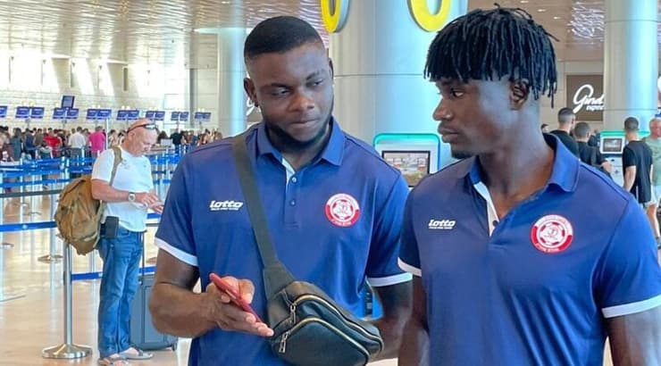 שחקני הפועל חדרה בשדה התעופה