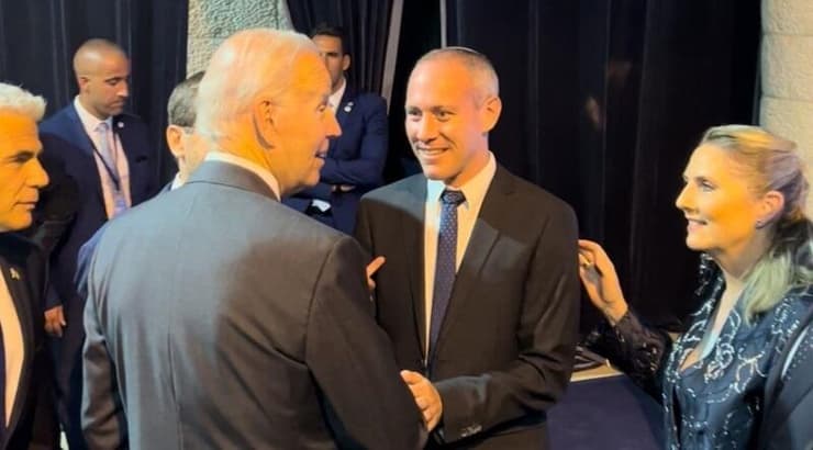 ג'ו ביידן וחילי טרופר