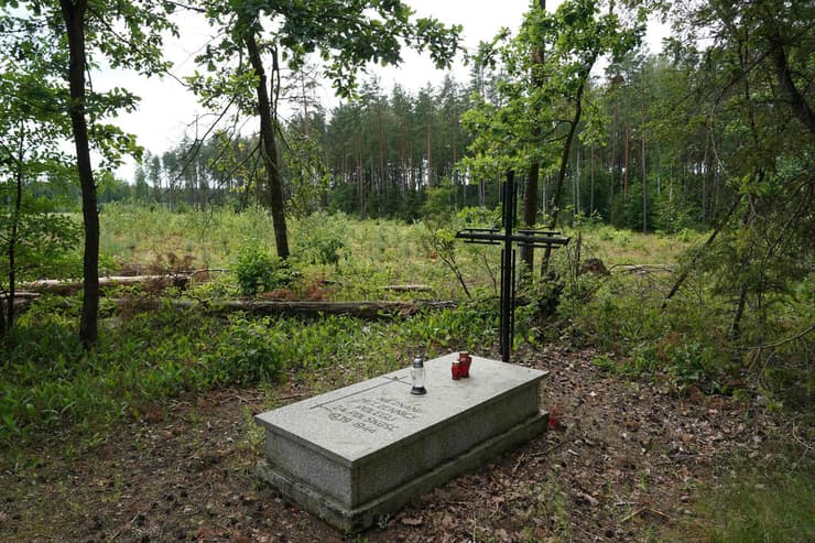 פולין קבר סמלי בזירת מציאת קבר אחים ובו 17.5 טונות של אפר אדם קורבנות שרצחו הנאצים ליד מחנה הריכוז סונדאו
