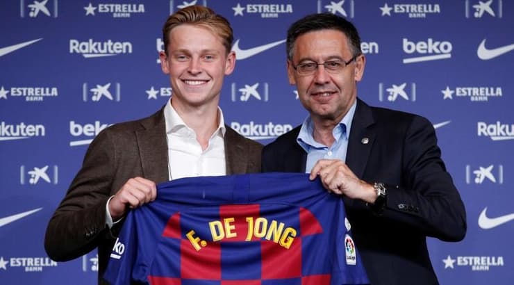 מקור הצרות. ברתומאו בהצגתו של דה יונג (רויטרס) מקור הצרות. ברתומאו בהצגתו של דה יונג