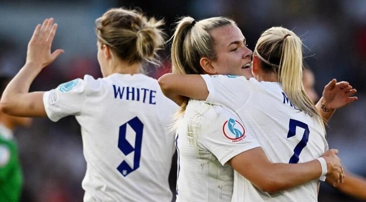 שחקניות נבחרת אנגליה חוגגות