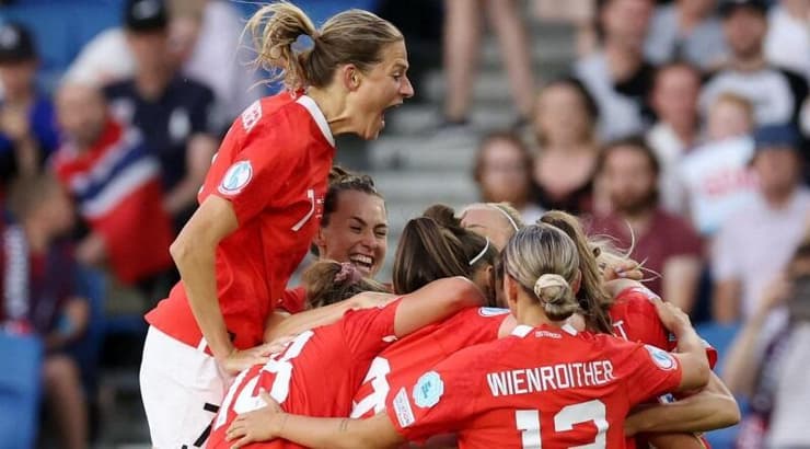 שחקניות נבחרת אוסטריה חוגגות