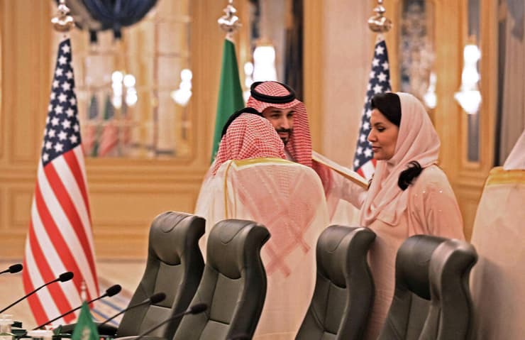 יורש העצר מוחמד בן סלמאן מדבר עם הנסיכה רימה שגרירות סעודיה לארה"ב 
