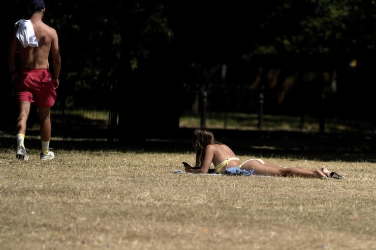 גל חום אירופה משתזפים על הדשא ב לונדון בריטניה אנגליה