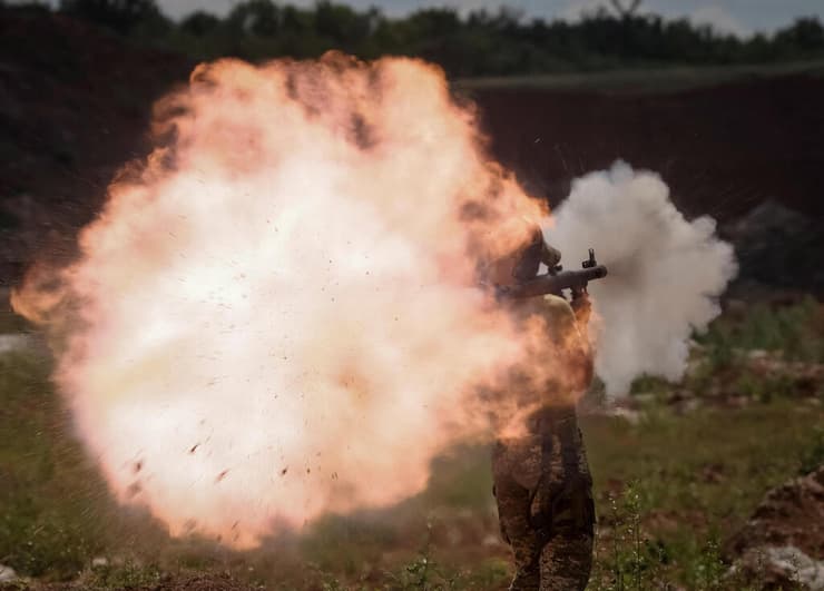 אוקראינה הצבא האוקראיני יורה ב דונבאס