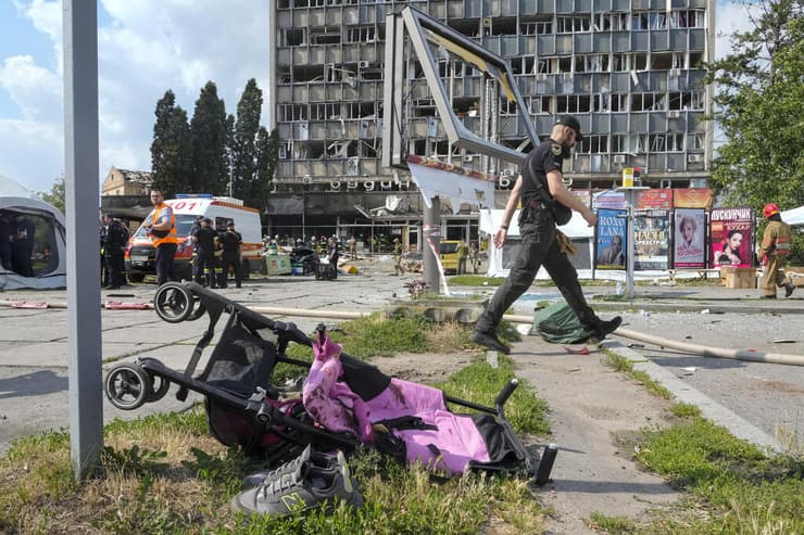 עגלת התינוק של הילדה האוקראינית ליזה שנהרגה בעיר ויניציה במתקפת טילים