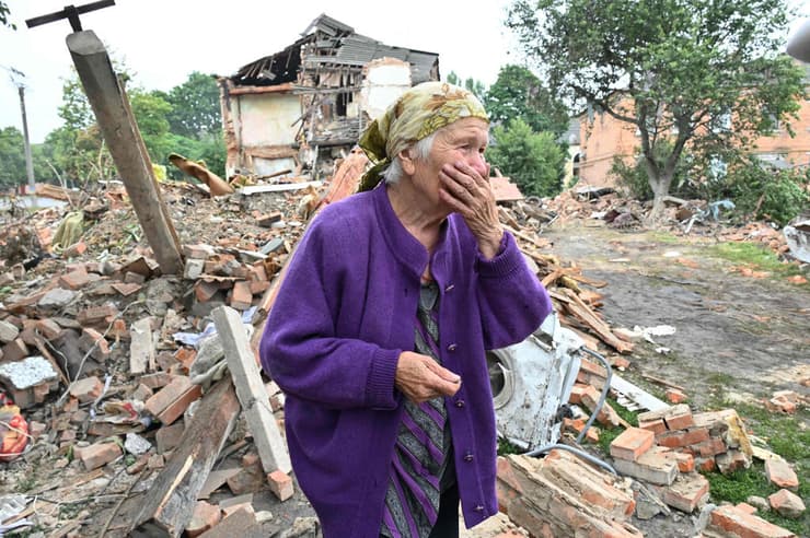 אוקראינה ראיסה קובאל בת 82 מגיבה למראה בניין שנהרס בהפגזה ליד חרקוב