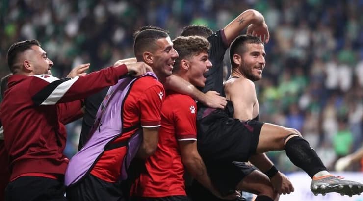 שחקני הפועל באר שבע חוגגים (רדאד ג'בארה) שחקני הפועל באר שבע חוגגים