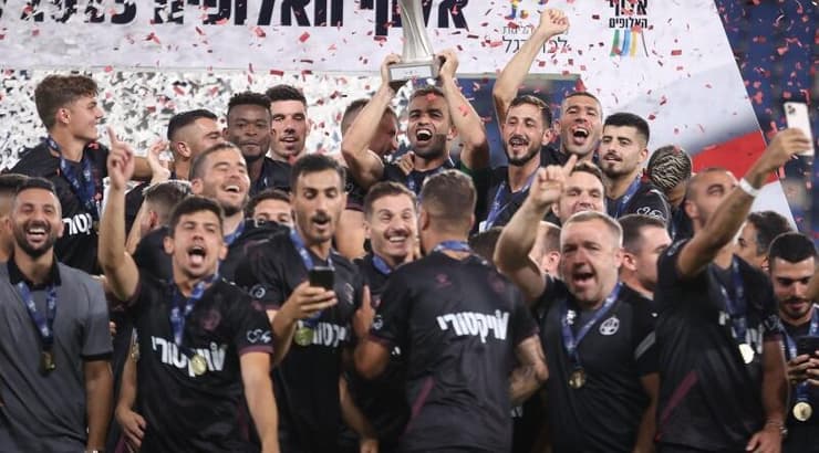 שחקני הפועל באר שבע חוגגים