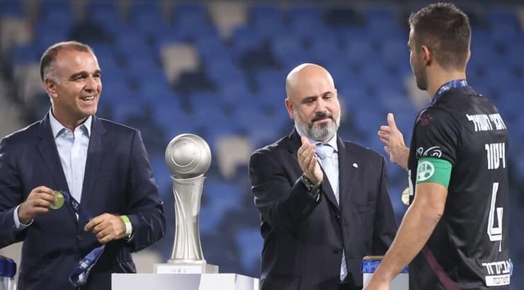 מיגל ויטור מקבל את הגביע