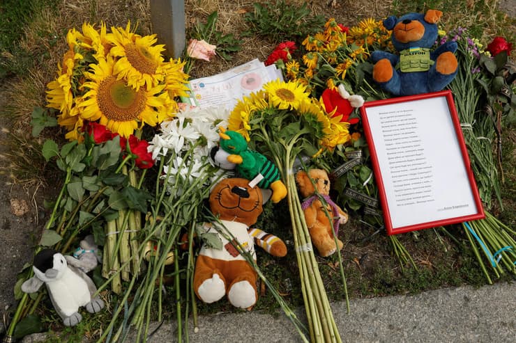 פרחים בובות תנחומים על מתקפת טילים על העיר ויניציה באוקראינה שבה נהרגה ליזה בת 4 שסבלה מתסמונת דאון