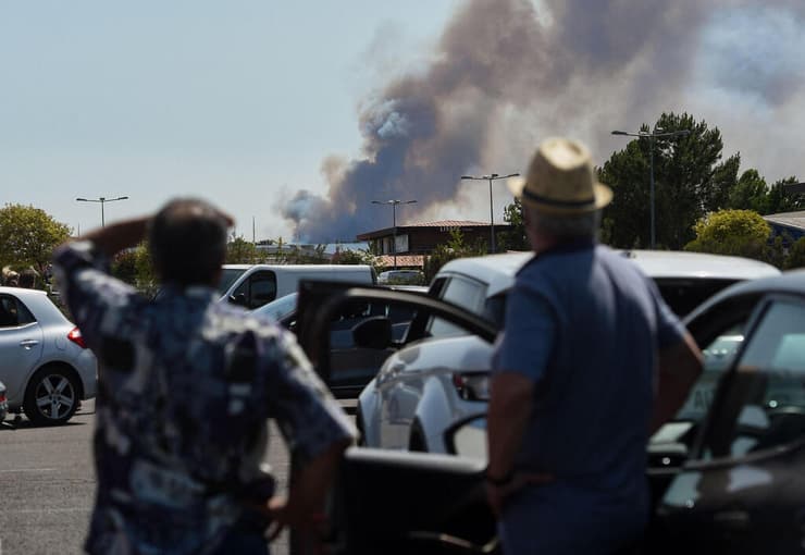 תיירים שפונו מאזור שריפות היער מחוז ז'ירונד דרום מערב צרפת
