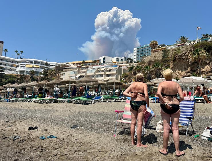 ספרד מסתכלים מחוף הים על שריפת יער ב מלאגה