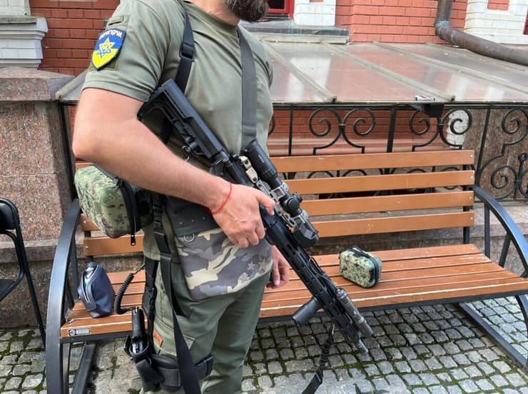 חייל בצבא אוקראינה עם ערכה מהרבנות הצבאית