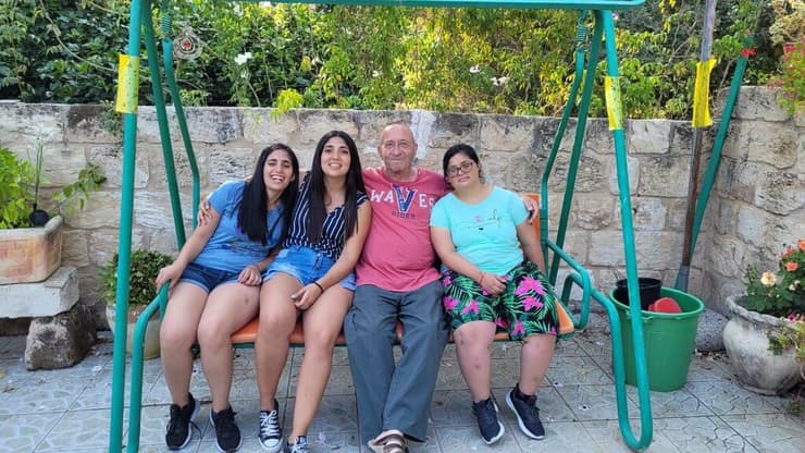 האחיות פזואה עם הדוד לואיס, שאותו פגשו לראשונה בישראל