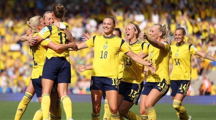 שחקניות שבדיה חוגגות