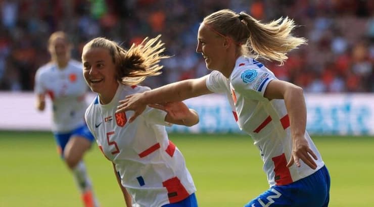 שחקניות הולנד חוגגות העפלה