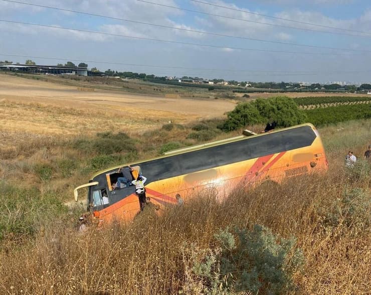 האוטובוס נוטה על צידו בצד הדרך, כביש 1 לכיוון ירושלים