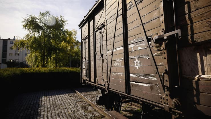 קרון רכבת באתר ההנצחה במקום שבו פעל מחנה הריכוז דראנסי