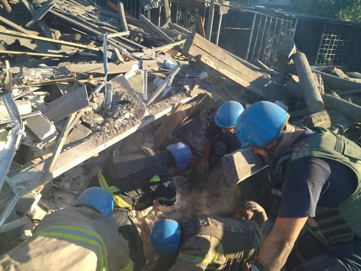 אוקראינה הפגזה טורצק 6 הרוגים פעולות חילוץ