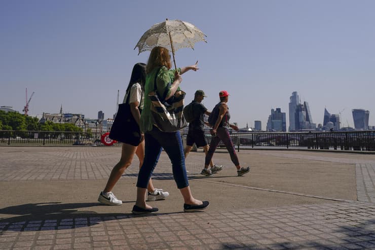צל מ מטרייה ב לונדון גל חום בריטניה