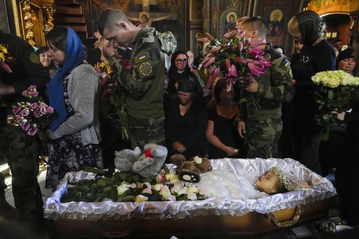 אוקראינה הלוויה ליזה דמיטרייבה בת 4 תסמונת דאון נהרגה ב הפצצה ב ויניציה כאן עם אביה ארטיום