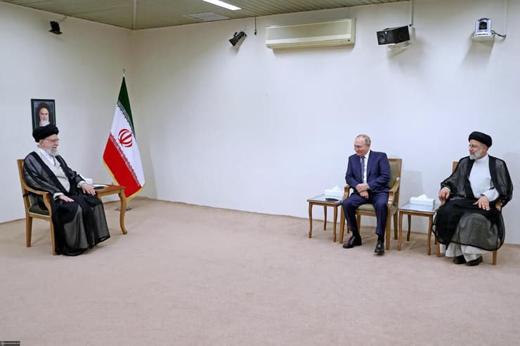 נשיא רוסיה ולדימיר פוטין עם המנהיג העליון של איראן עלי חמינאי ו נשיא איראן איברהים ראיסי ב טהרן