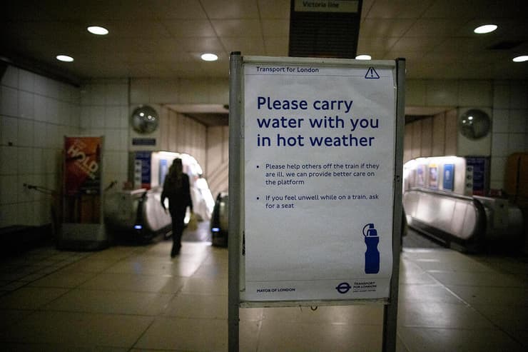 גל חום בריטניה רכבת תחתית לונדון קריאה לשאת בקבוקי מים
