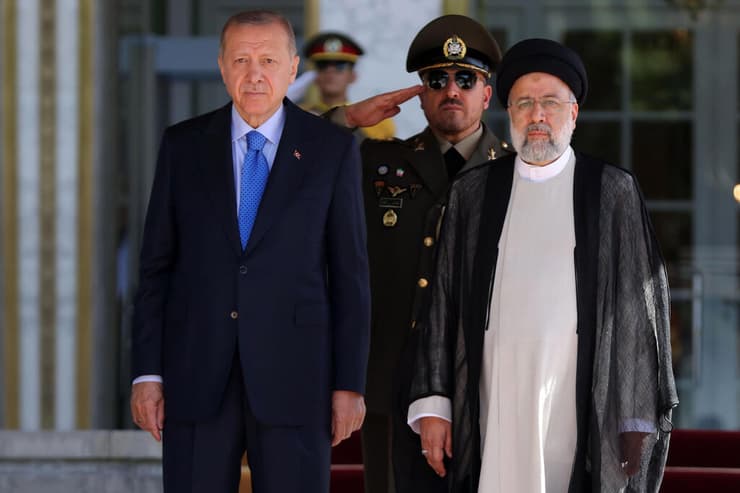 נשיא טורקיה רג'פ טאיפ ארדואן נפגש עם נשיא איראן איברהים ראיסי בטהרן