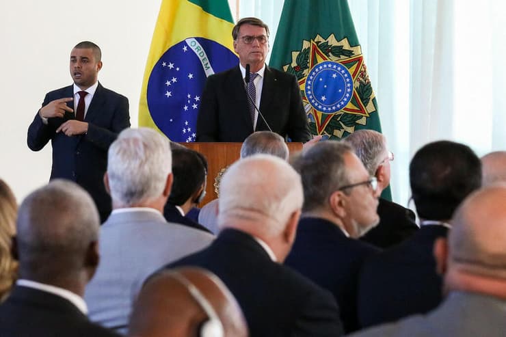 נשיא ברזיל ז'איר בולסונרו פגישה עם שגרירים מתלונן ש מערכת ההצבעה בבחירות תביא ל זיופים