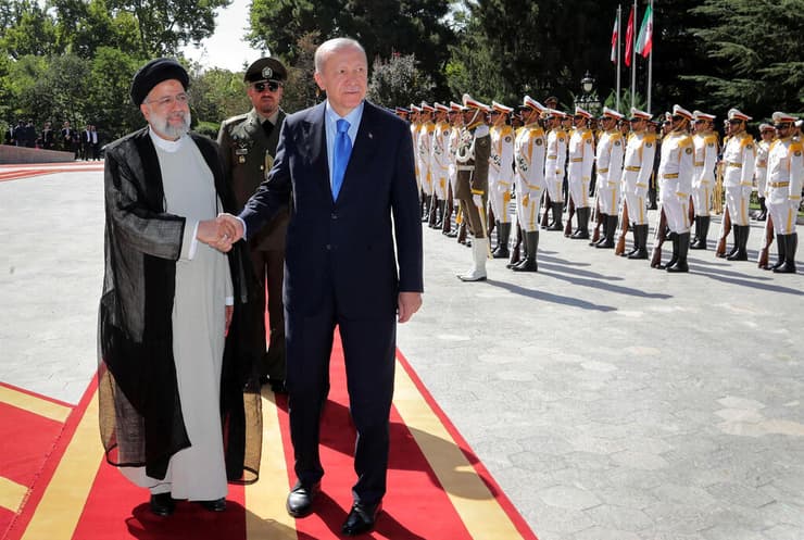 נשיא טורקיה רג'פ טאיפ ארדואן נפגש עם נשיא איראן איברהים ראיסי בטהרן
