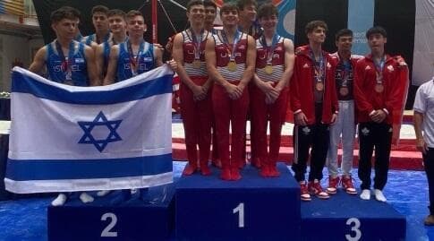 נבחרות ארה"ב, ישראל וקנדה על הפודיום במר הקרב רב הקבוצתי (איגוד ההתעמלות) נבחרות ארה"ב, ישראל וקנדה על הפודיום במר הקרב רב הקבוצתי