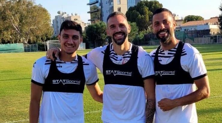 שחקני הפועל חיפה עם מערכת gps (קרדיט: דוברות הפועל חיפה) שחקני הפועל חיפה עם מערכת gps