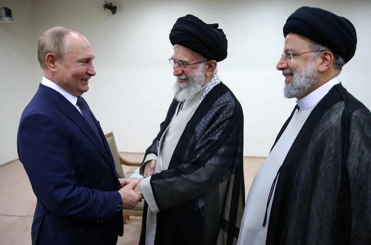 נשיא רוסיה ולדימיר פוטין עם המנהיג העליון של איראן עלי חמינאי ו נשיא איראן איברהים ראיסי ב טהרן